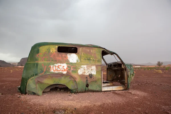 Velho vintage e naufrágio de carro enferrujado, Marrocos — Fotografia de Stock