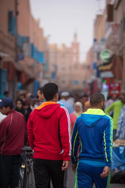 Persone a piedi e shopping nella vecchia strada di Tiznit, Marocco — Foto Stock