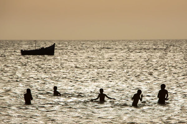 海での楽しみを持つ人々 の若いグループ — ストック写真