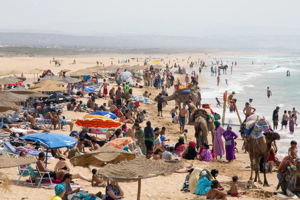 Bela praia cheia de pessoas de férias, Marrocos — Fotografia de Stock