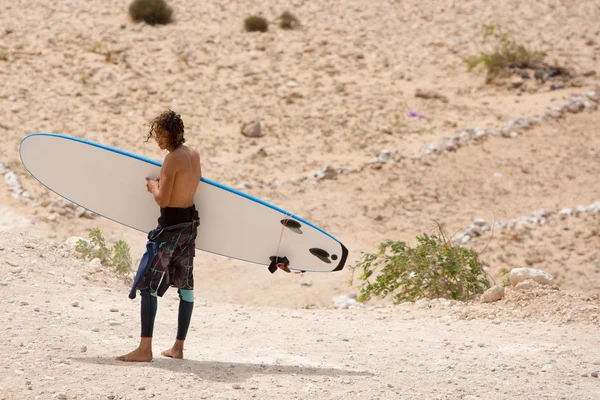 Surfeur marocain sur la plage de Sidi Kaouki, Maroc — Photo