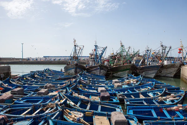Barcos de pesca azuis no porto de Essaouira — Fotografia de Stock