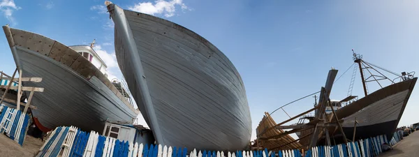 Trä fiskebåtar under uppbyggnad i varvet, Marocko — Stockfoto