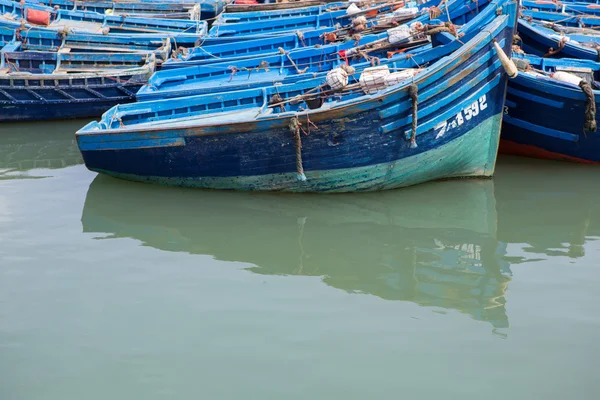 Barcos de pesca azuis no porto de Essaouira — Fotografia de Stock