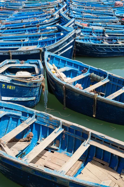 Modré rybářské lodě v přístavu Essaouira — Stock fotografie