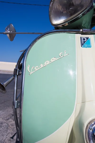 Elegant designade italiensk Vespa-skotrar — Stockfoto