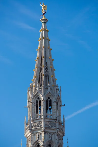 Středověká věž na grand place v Bruselu — Stock fotografie