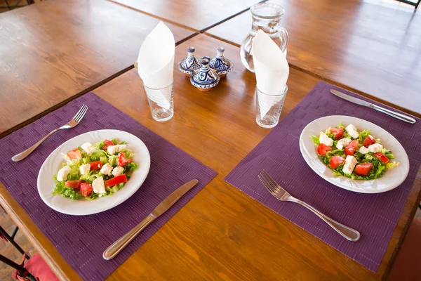 Salades marocaines savoureuses servies sur table — Photo