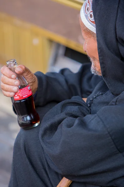 Fas kıdemli bir şişe Coca-Cola holding — Stok fotoğraf