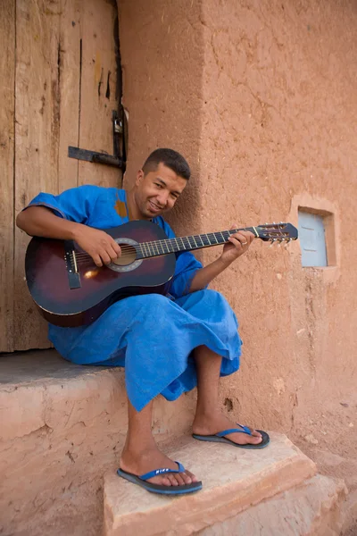 Marokański człowiek muzyk gra na gitarze, Maroko — Zdjęcie stockowe