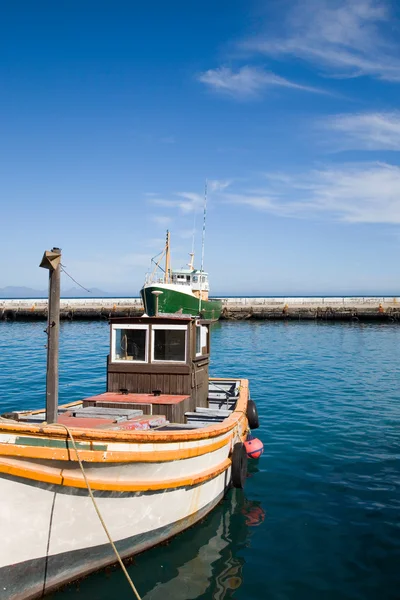 Rybářské lodě v přístavu kalkbay nedaleko Kapského města — Stock fotografie