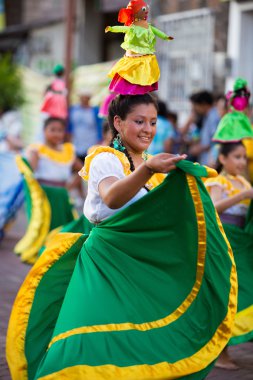 Karnaval sırasında Galapagos Adaları dans kadın