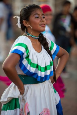 Karnaval sırasında Galapagos Adaları dans kadın