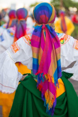 Karnaval sırasında Galapagos Adaları dans kadın