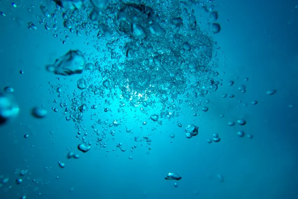 水中の気泡が太陽に向かって上昇します。 — ストック写真