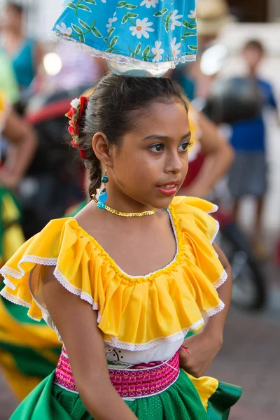 Donna che balla durante il Carnevale, Isole Galapagos — Foto Stock