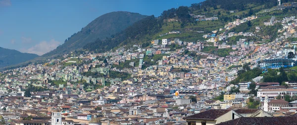 Vista aérea de Quito y las zonas residenciales — Foto de Stock