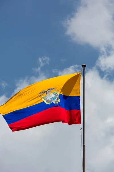 Bandera del Ecuador ondeando con cielo azul nublado — Foto de Stock