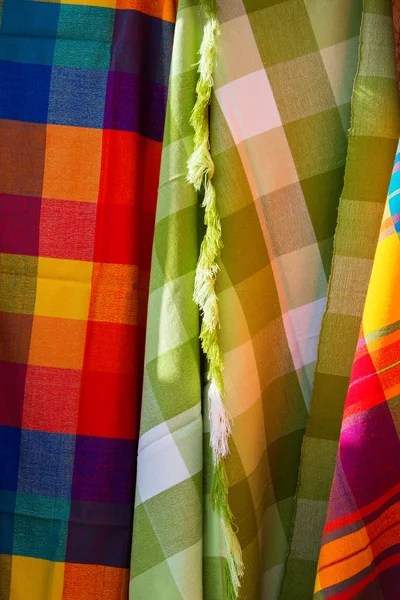 Tecidos coloridos no mercado Otavalo no Equador . — Fotografia de Stock