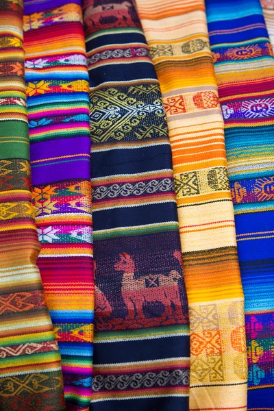 Tejidos coloridos en el mercado de Otavalo en Ecuador . — Foto de Stock