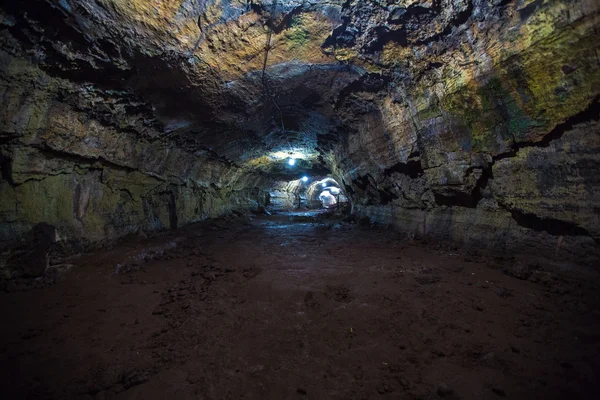 Interior de un tubo de lava en Galápagos —  Fotos de Stock