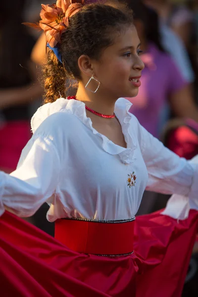 Mulher dançando durante o Carnaval, Ilhas Galápagos — Fotografia de Stock