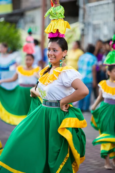 Mujer bailando durante el Carnaval, Islas Galápagos — Foto de Stock