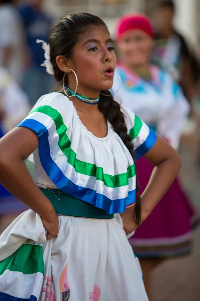 ガラパゴス諸島のカーニバル中に踊る女性 — ストック写真