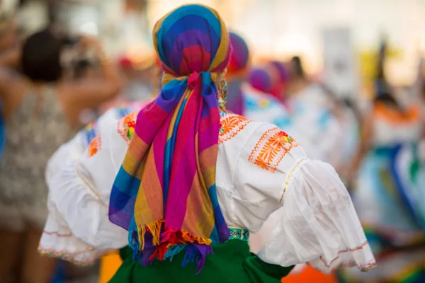 Nő táncol a Galapagos-szigeteken, a karnevál idején — Stock Fotó