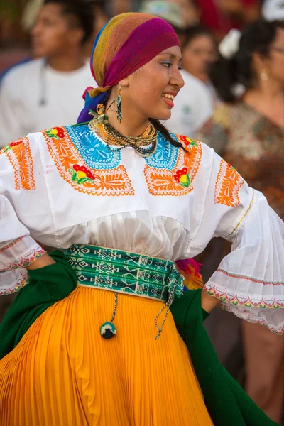 Vrouw dansen tijdens carnaval, Galapagos eilanden — Stockfoto