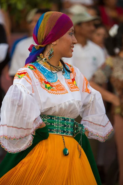 Танцующая женщина во время карнавала на Галапагосских островах — стоковое фото