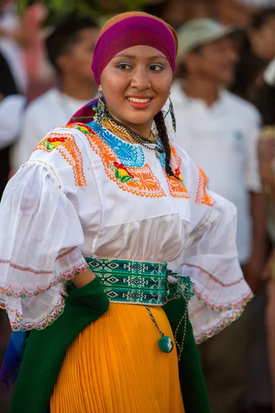 Mujer bailando durante el Carnaval, Islas Galápagos —  Fotos de Stock