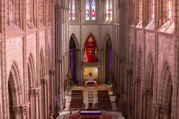 大聖堂のゴシック様式のインテリアデル・ヴォト・ナシオナル,キト — ストック写真
