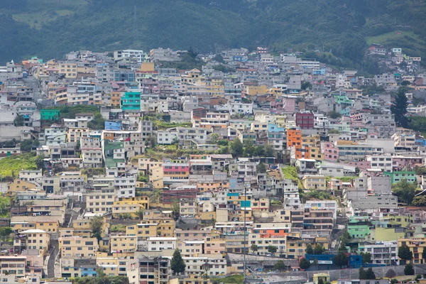 Vue aérienne de Quito et des quartiers résidentiels — Photo