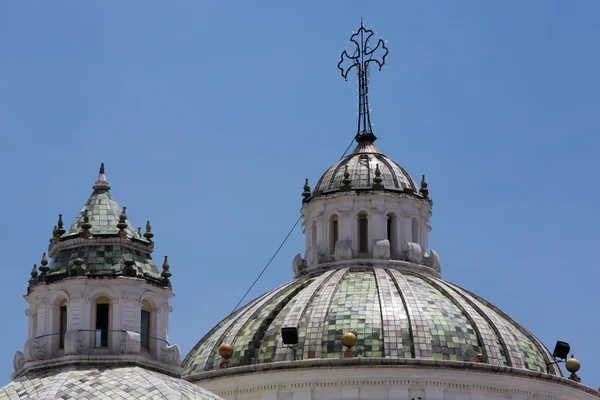 Vecchio chruch a Quito con cielo blu — Foto Stock