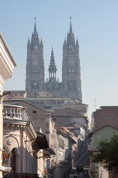 Rue de QuIto tôt avec la cathédrale — Photo