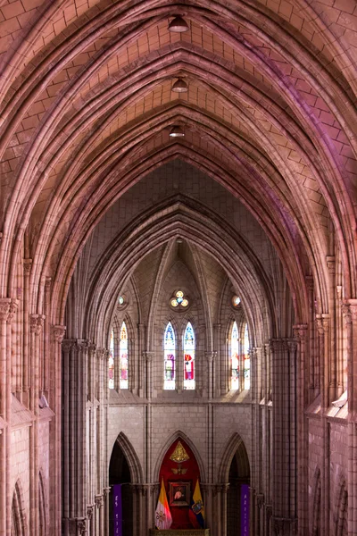 Interior gótico da Basílica Del Voto Nacional, Quito, Equador — Fotografia de Stock