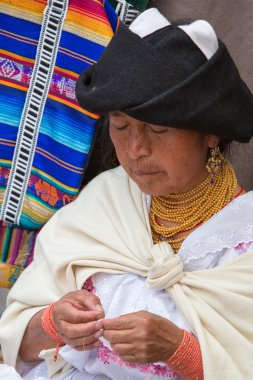 Kadın iş yerinde Otavalo Pazar, Ecuador
