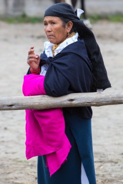 Kadın Otavalo, Ekvator melez etnik gruptan