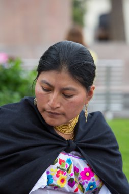 Kadın Otavalo, Ekvator melez etnik gruptan
