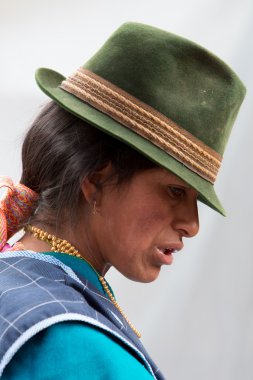 Kadın Otavalo, Ekvator melez etnik gruptan
