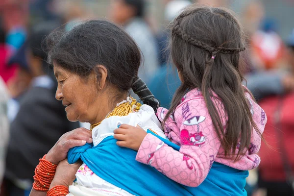 Woman and daughter at the Otavalo market, Ecuador — Stock Photo, Image