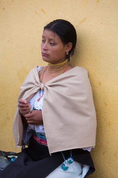 Nő a meszticek etnikai csoportból itt: Otavalo, Ecuador — Stock Fotó