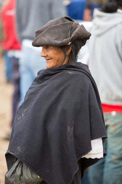 Vrouw uit de Mestizo etnische groep in Otavalo, Ecuador — Stockfoto