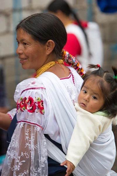 Woman and daughter at the Otavalo market, Ecuador — Stock Photo, Image
