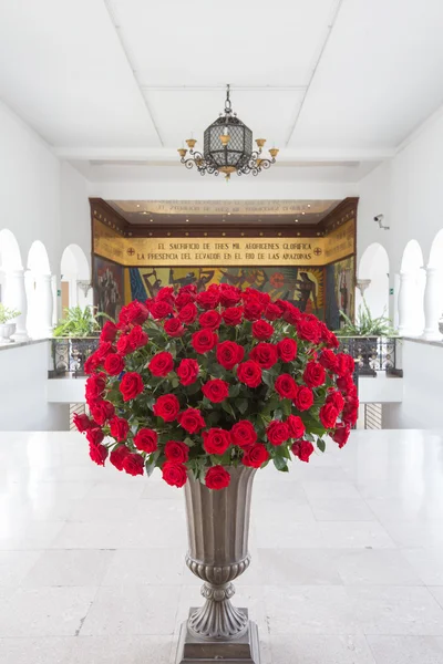 Ensemble de roses rouges disposées dans un vase en pierre. Quito — Photo