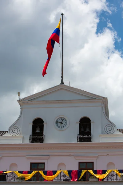 Flagge auf dem Präsidentenpalast, quito — Stockfoto