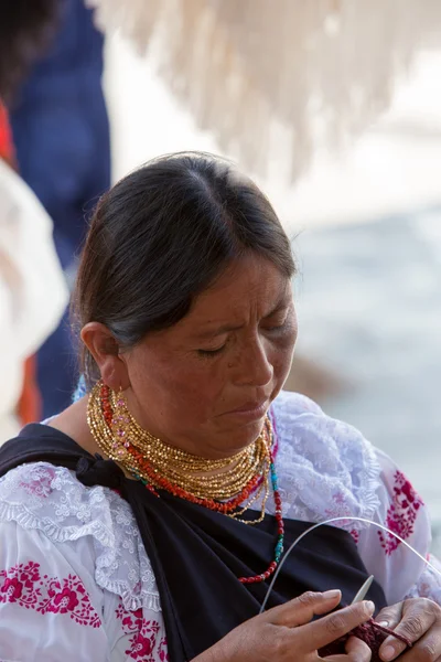 Vrouw aan het werk op de markt van Otavalo, Ecuador — Stockfoto