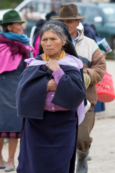 Mujer del grupo étnico mestizo en Otavalo, Ecuador — Foto de Stock