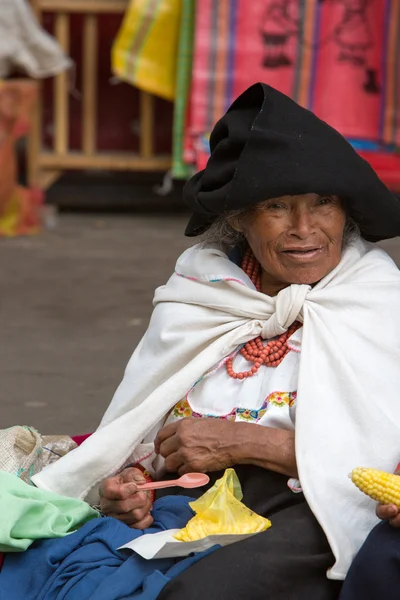 Vrouw uit de Mestizo etnische groep in Otavalo, Ecuador — Stockfoto